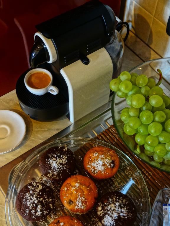 Caffè espresso, muffin e uva offerti agli ospiti
