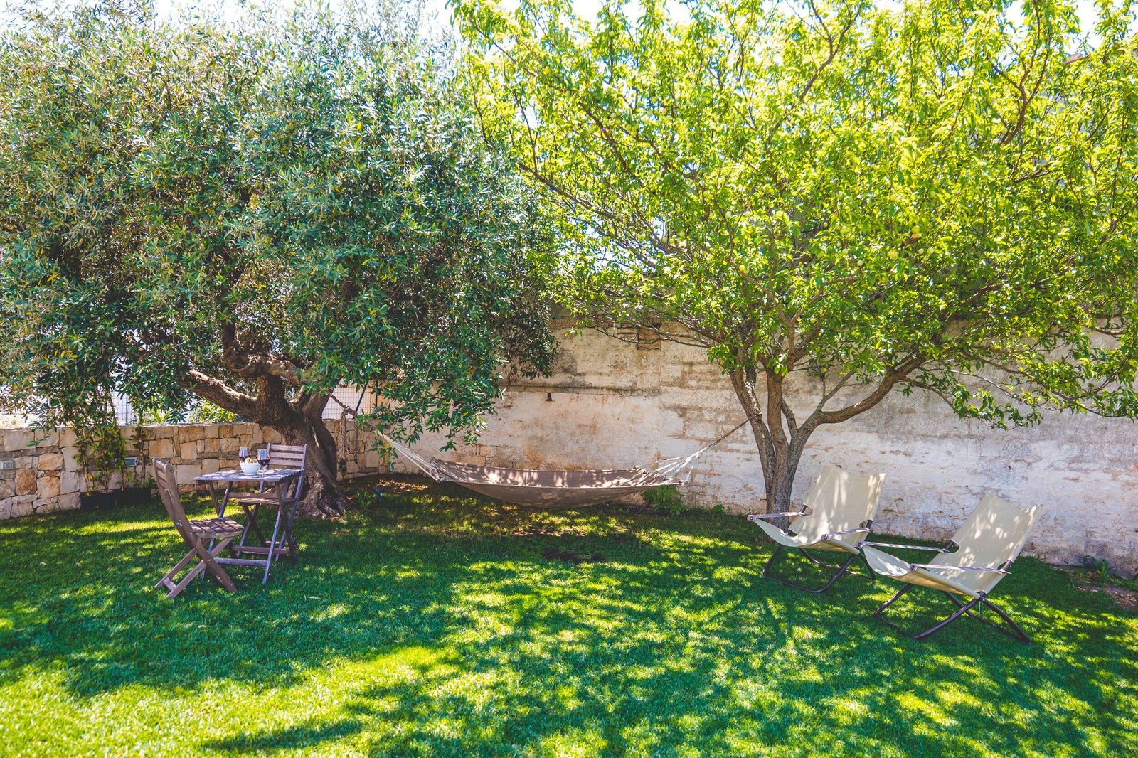 Giardino con amaca tra gli ulivi