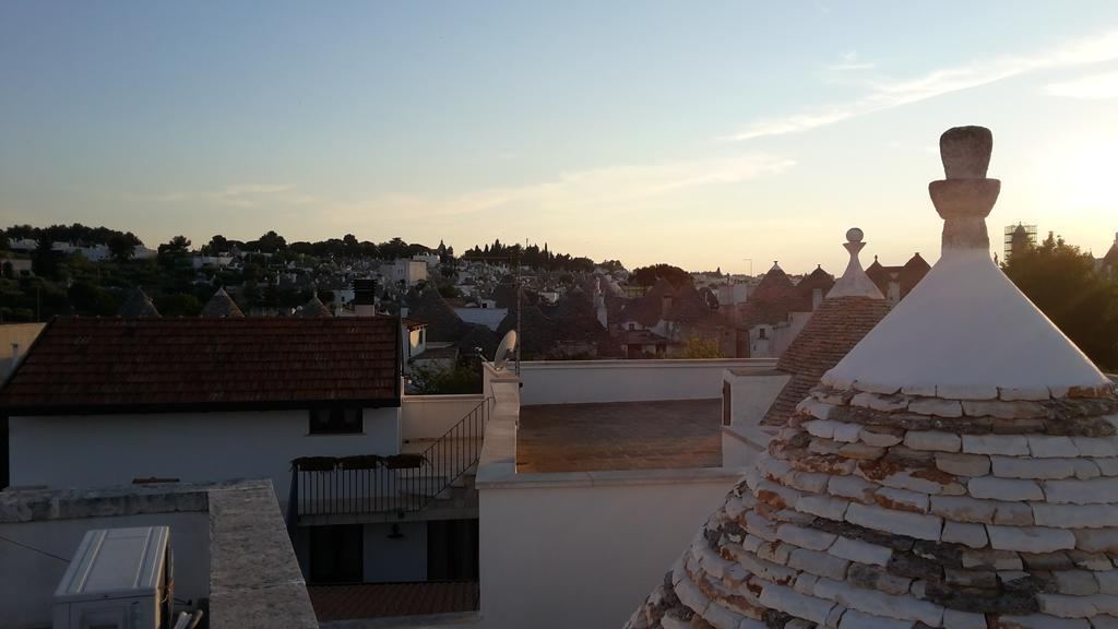 Terrazza al tramonto con vista sui coni dei trulli