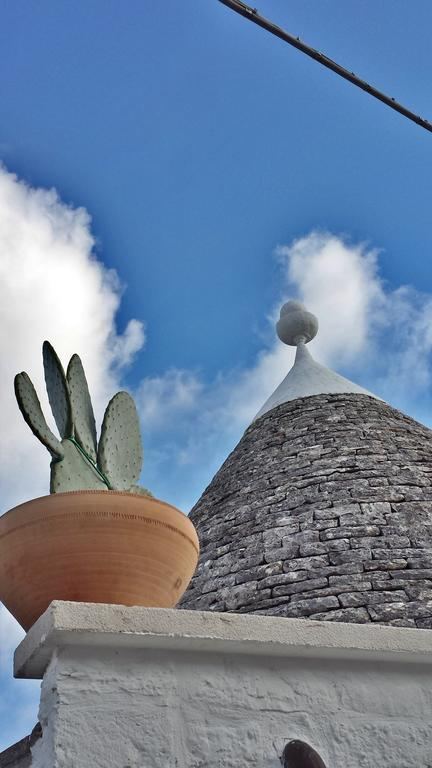 Cono di trullo in pietra con pianta di fichi d'india