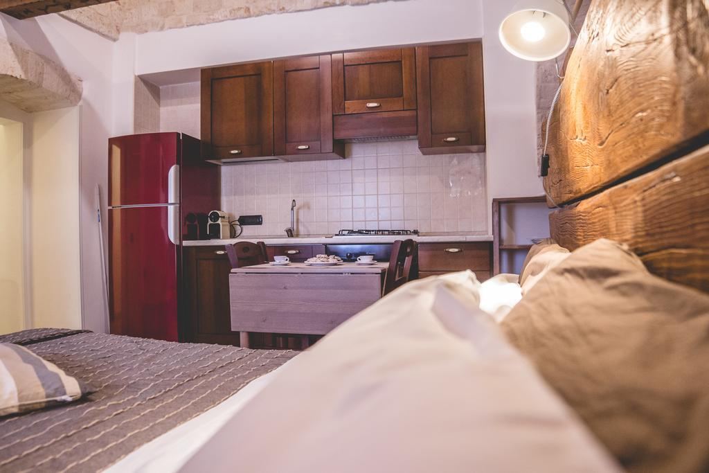 Appartamento monolocale con cucina e frigorifero rosso