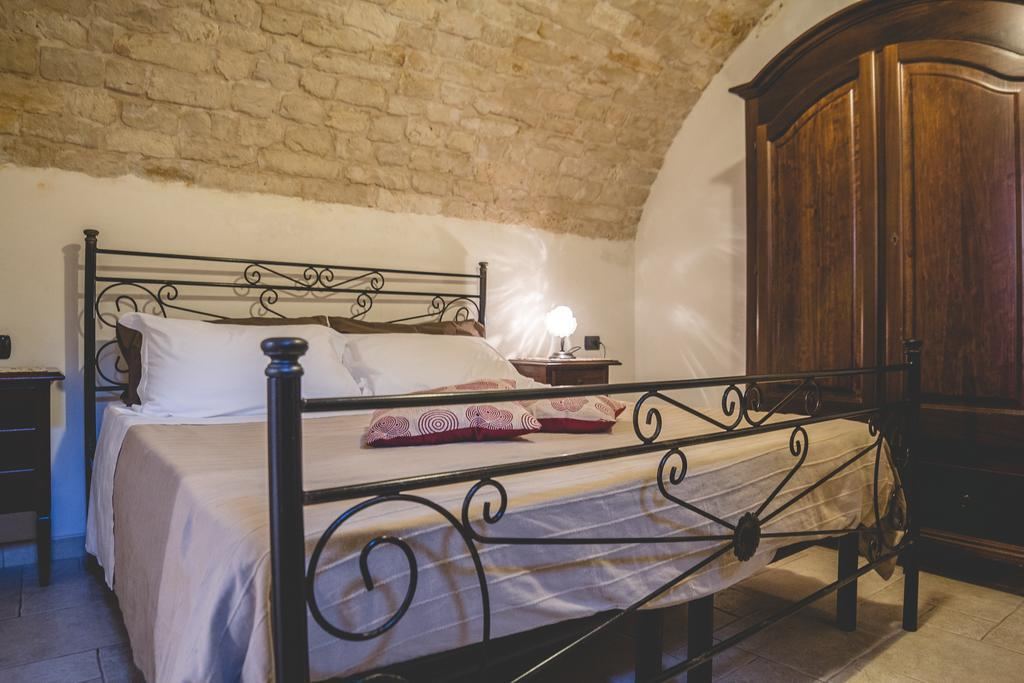 Camera Matrimoniale Piccola con letto in ferro battuto e volta in pietra