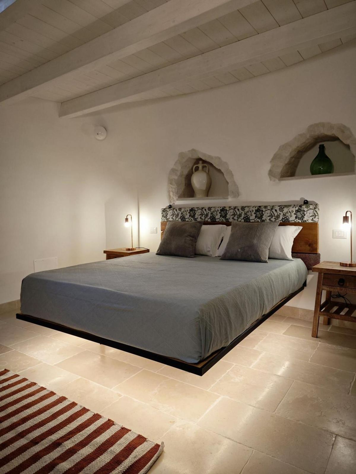 Trullo con soppalco, nicchie in pietra e letto matrimoniale
